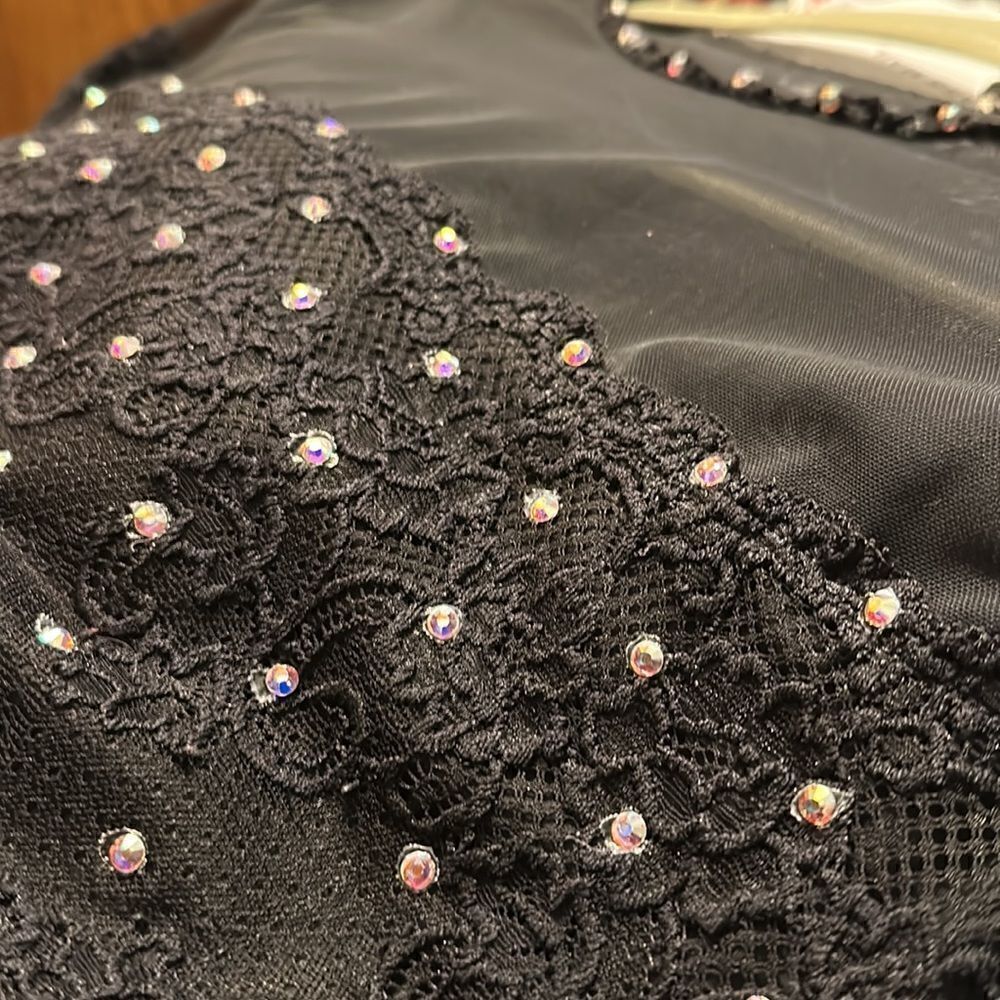 ✨ Lightweight Long sleeve crop top with lace and rhinestone details. Size Large - Picture 13 of 14
